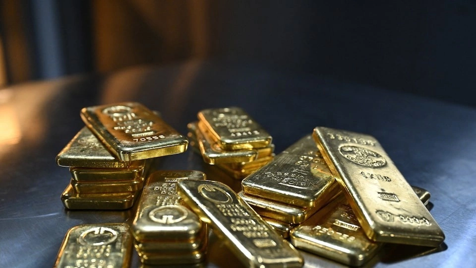 Giá dầu thế giới vượt 100 USD, giá vàng giảm mạnh
