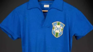 Áo đấu của Pelé được bán với giá 4,9 triệu USD