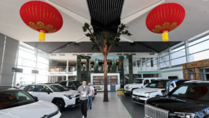 Thiếu xăng, người Nga tăng mua xe điện Trung Quốc