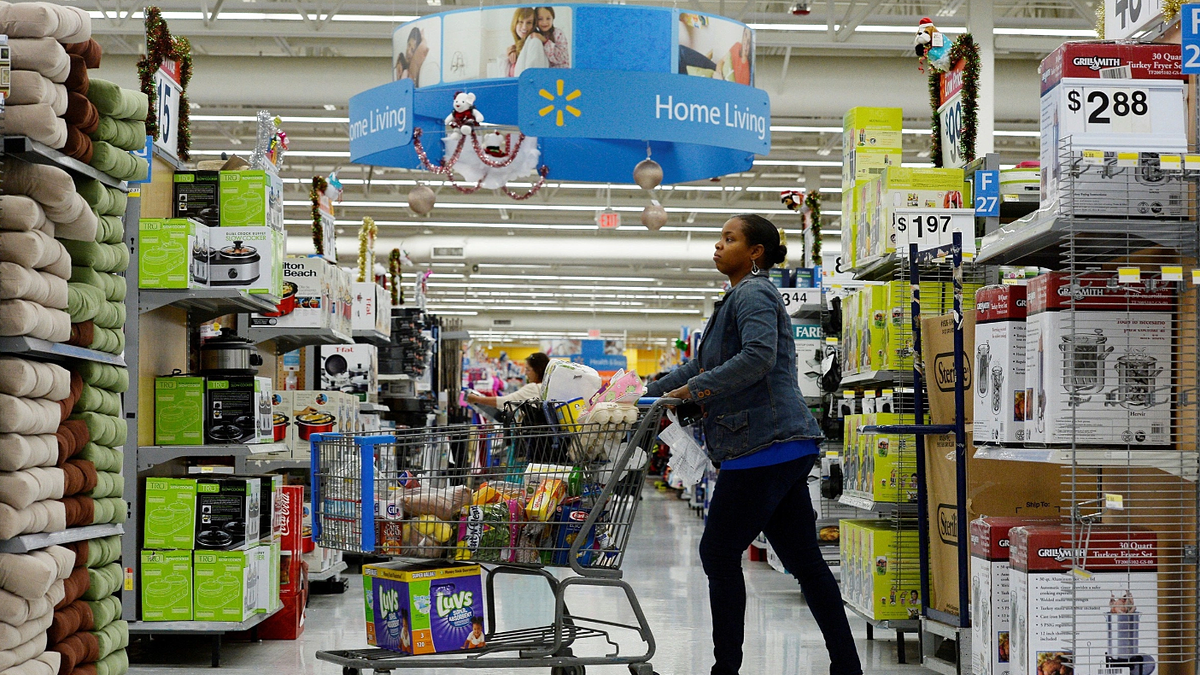 Ông Trump nói Walmart sẽ giảm giá sản phẩm theo yêu cầu của chính phủ