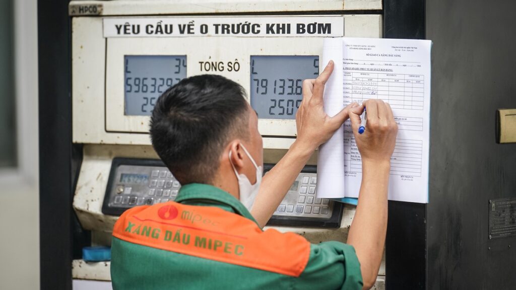Giá xăng E10 RON 95-III tăng gần 900 đồng một lít